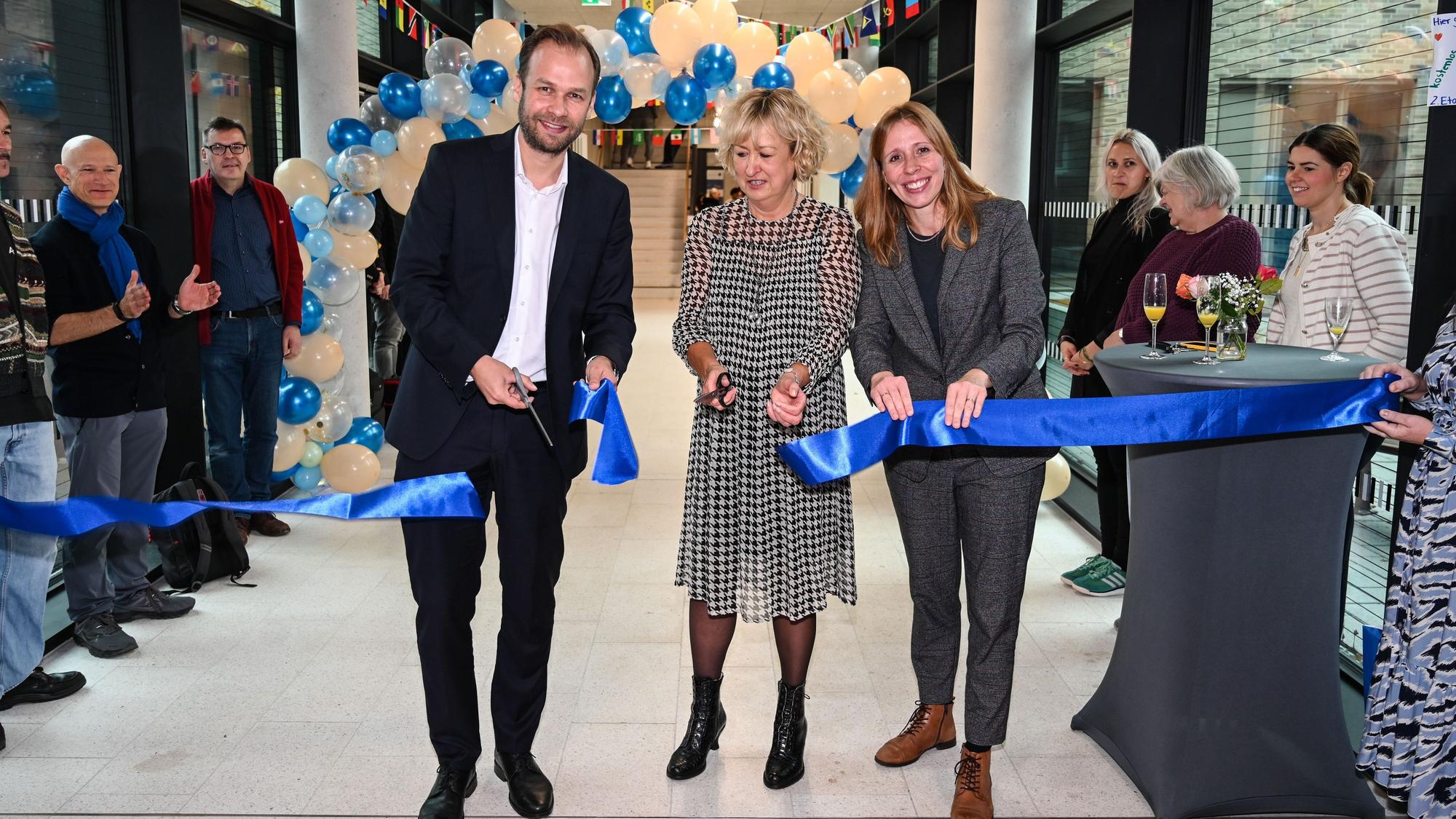 Bildungsdezernent Robert Voigtsberger (l.) eröffnet symbolisch mit Schulleiterin Renate Hartenstein das neue Schulgebäude.