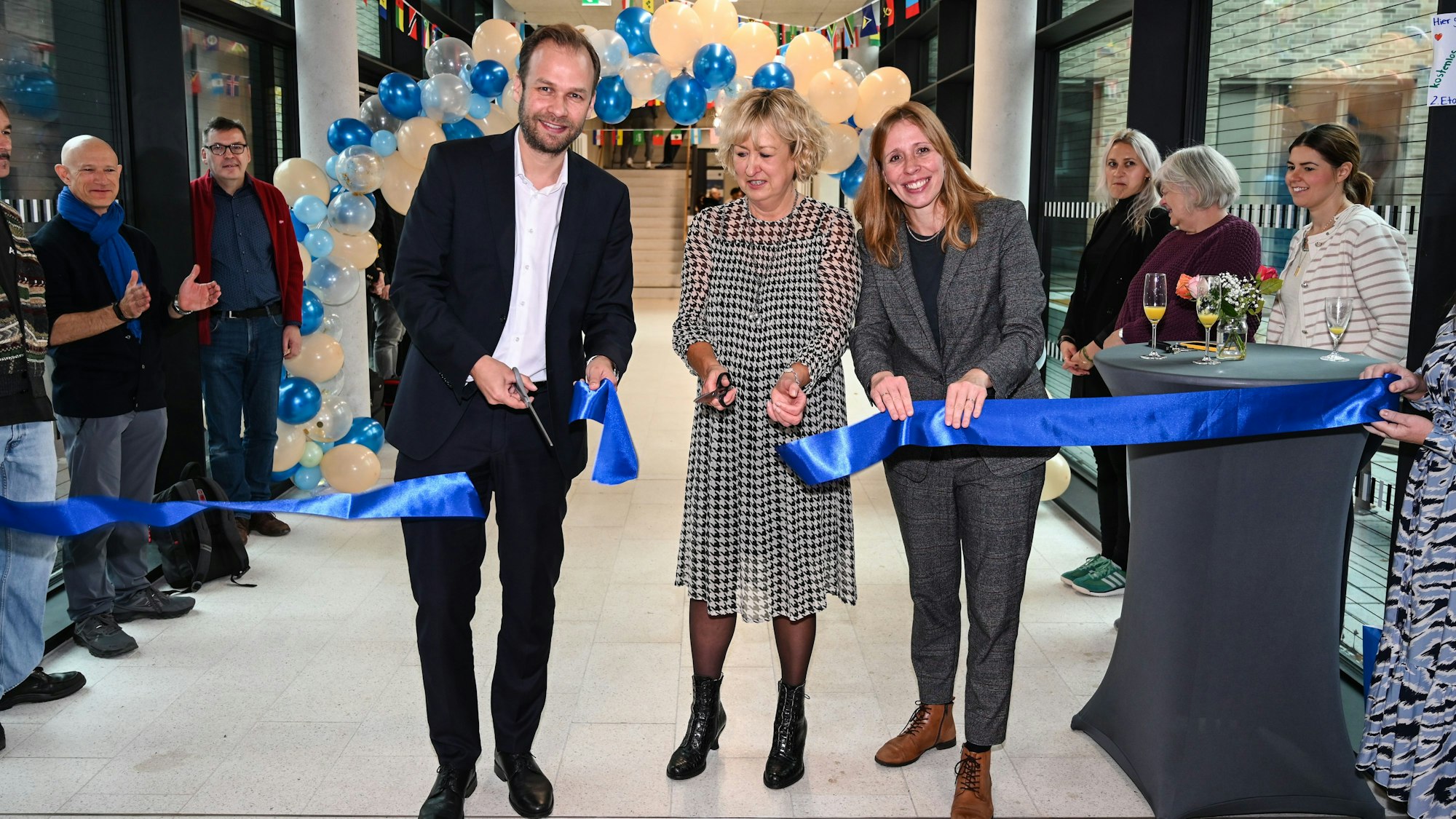 Bildungsdezernent Robert Voigtsberger (l.) eröffnet symbolisch mit Schulleiterin Renate Hartenstein das neue Schulgebäude.