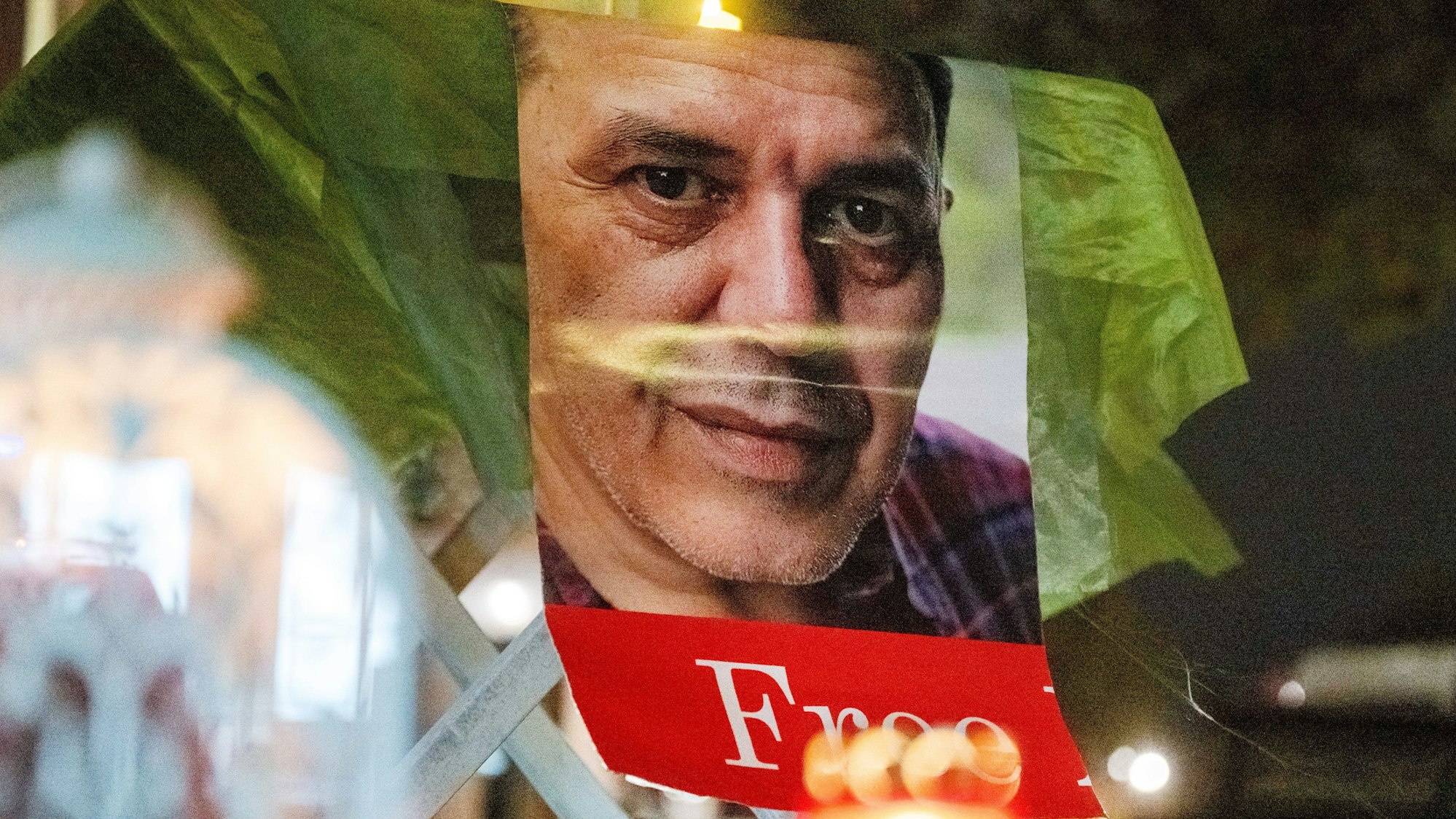 Auf einem Foto bei einer Kundgebung vor dem Auswärtigen Amt ist der Deutsch-Iraner Jamshid Sharmahd zu sehen, der im Iran hingerichtet wurde.