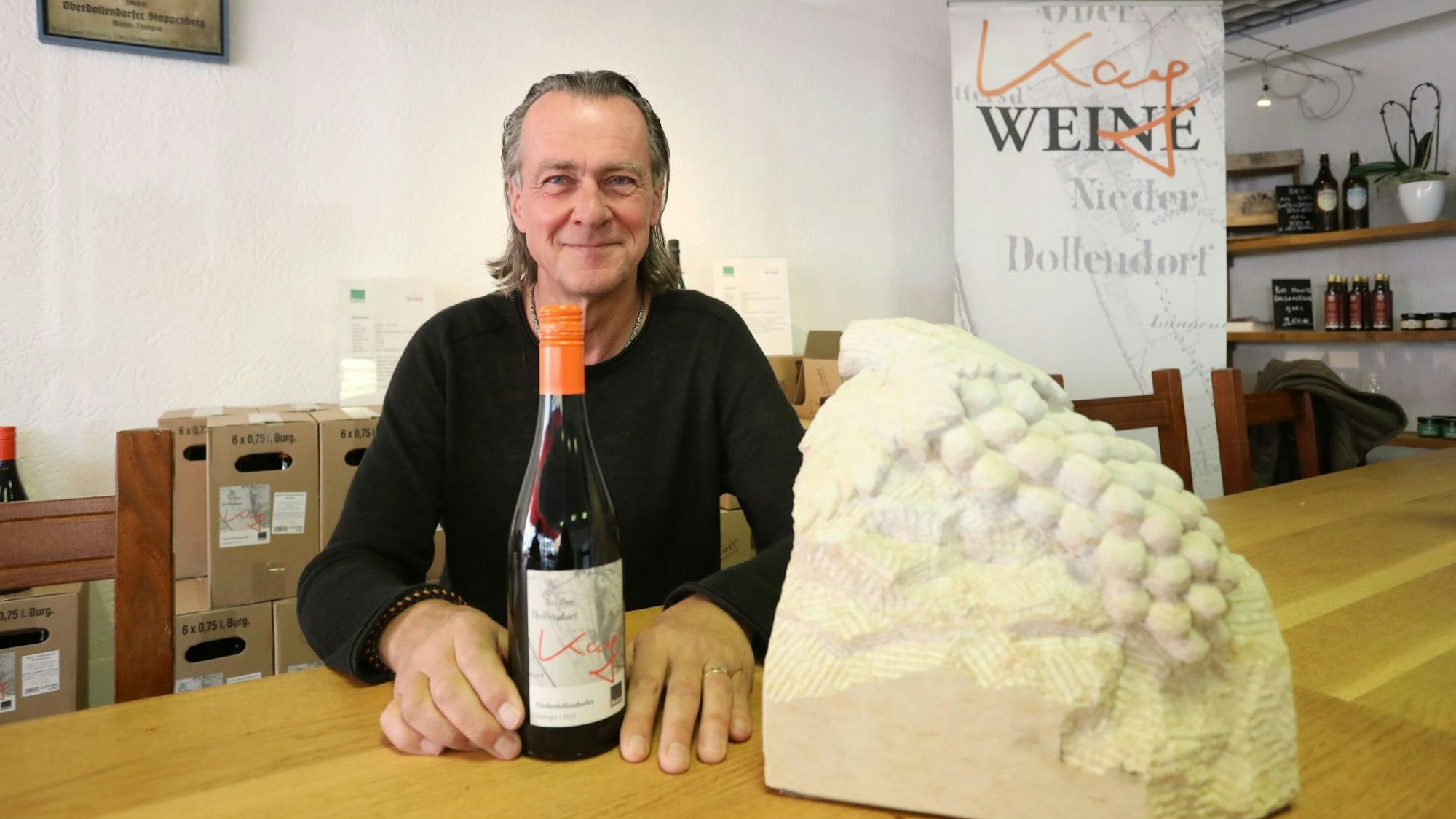 Diese Flasche Malinger, die Kay Thiel gerade präsentiert, ist aus dem Keller. Einen Jahrgang 2024 wird es bei ihm nicht geben.