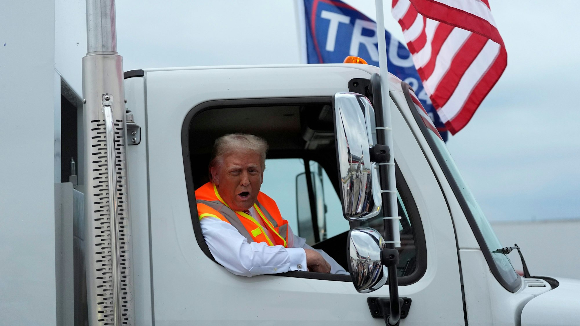30.10.2024, USA, Green Bay: Der republikanische Präsidentschaftskandidat und ehemalige US-Präsident Donald Trump spricht zu Reportern, während er in einem Müllwagen sitzt. Foto: Julia Demaree Nikhinson/AP/dpa +++ dpa-Bildfunk +++