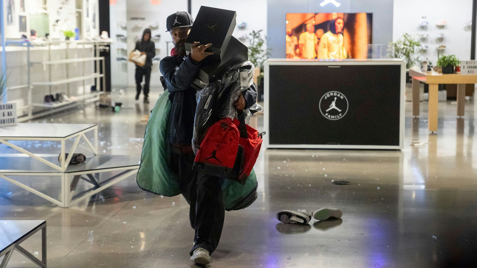 Ungeniert plünderten Menschen in Los Angeles unter anderem einen Nike Store.
