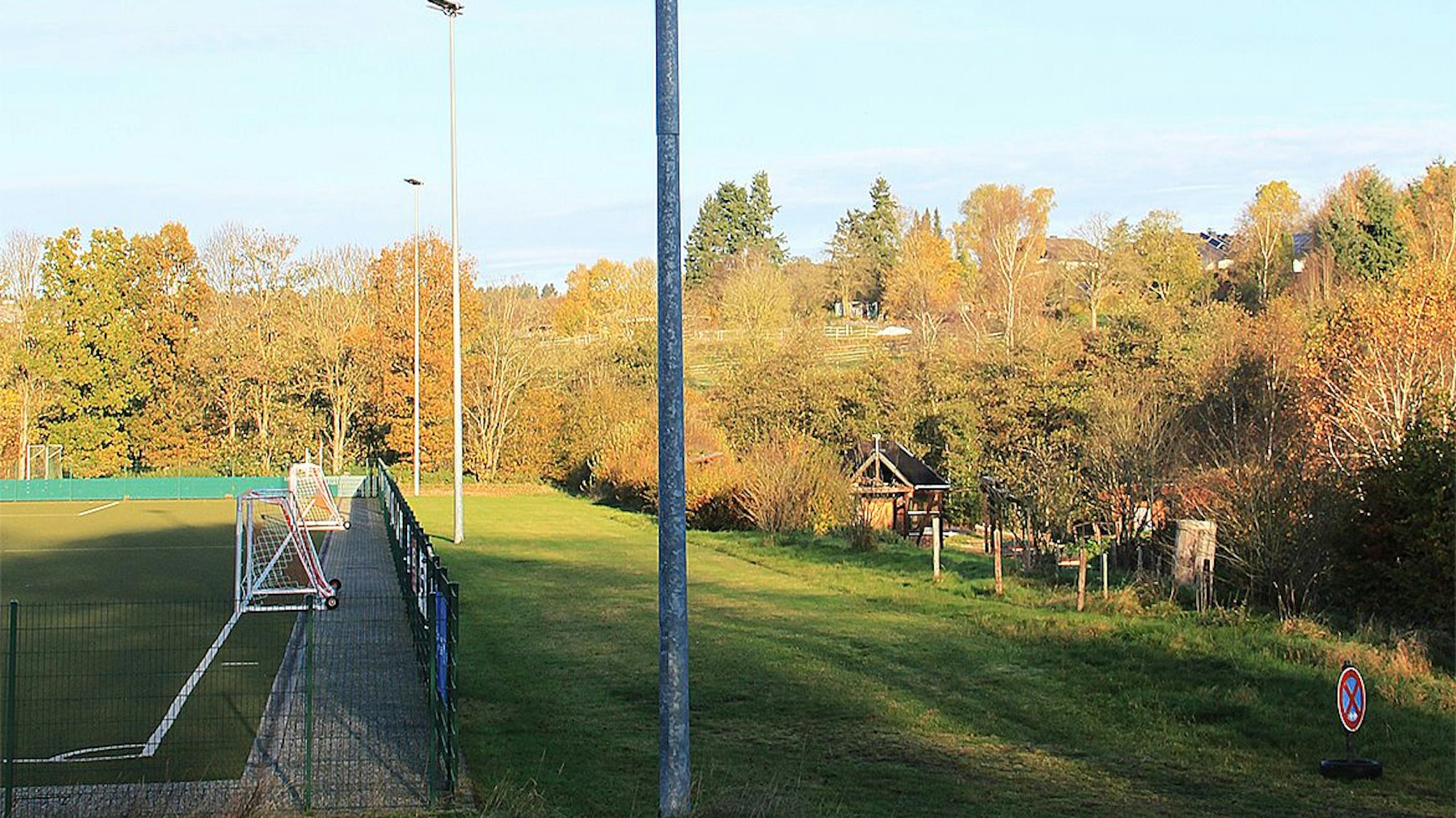Auf der linken Seite ist ein Teil des Sportplatzes in Schmidtheim zu sehen, rechts eine Wiese, die von einigen als mögliche Parkfläche ins Auge gefasst worden war.
