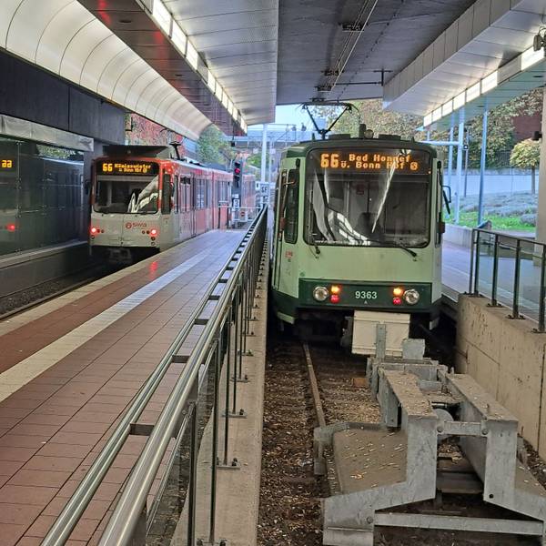Zwei Züge der Stadtbahnlinie 66 stehen an der Endhaltestelle unter dem Siegburger Bahnhof.