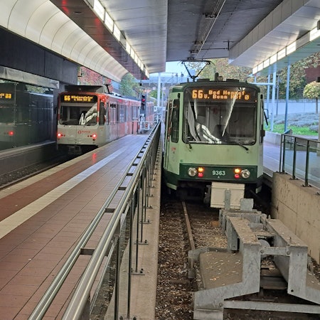 Zwei Züge der Stadtbahnlinie 66 stehen an der Endhaltestelle im Bahnhof Siegburg/Bonn.