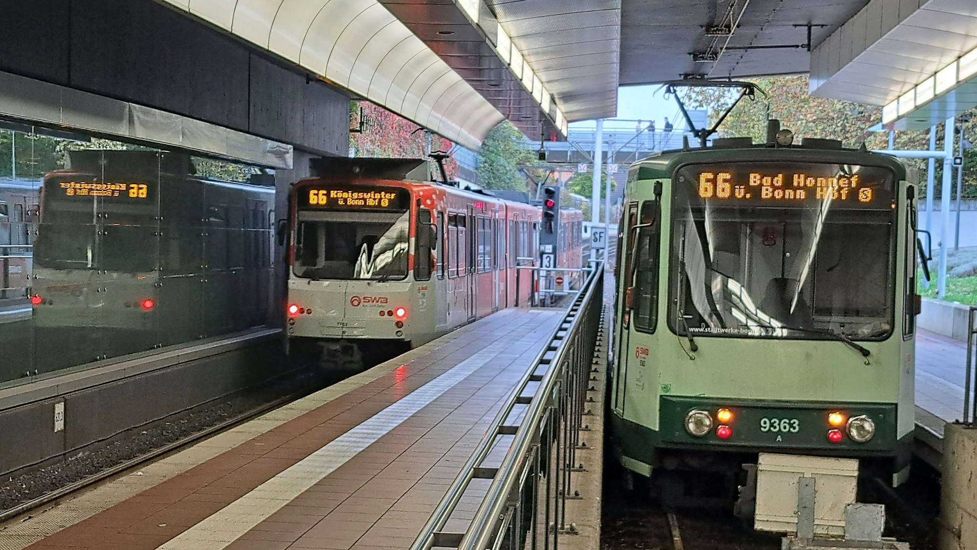 Zwei Züge der Stadtbahnlinie 66 stehen an der Endhaltestelle im Bahnhof Siegburg/Bonn.
