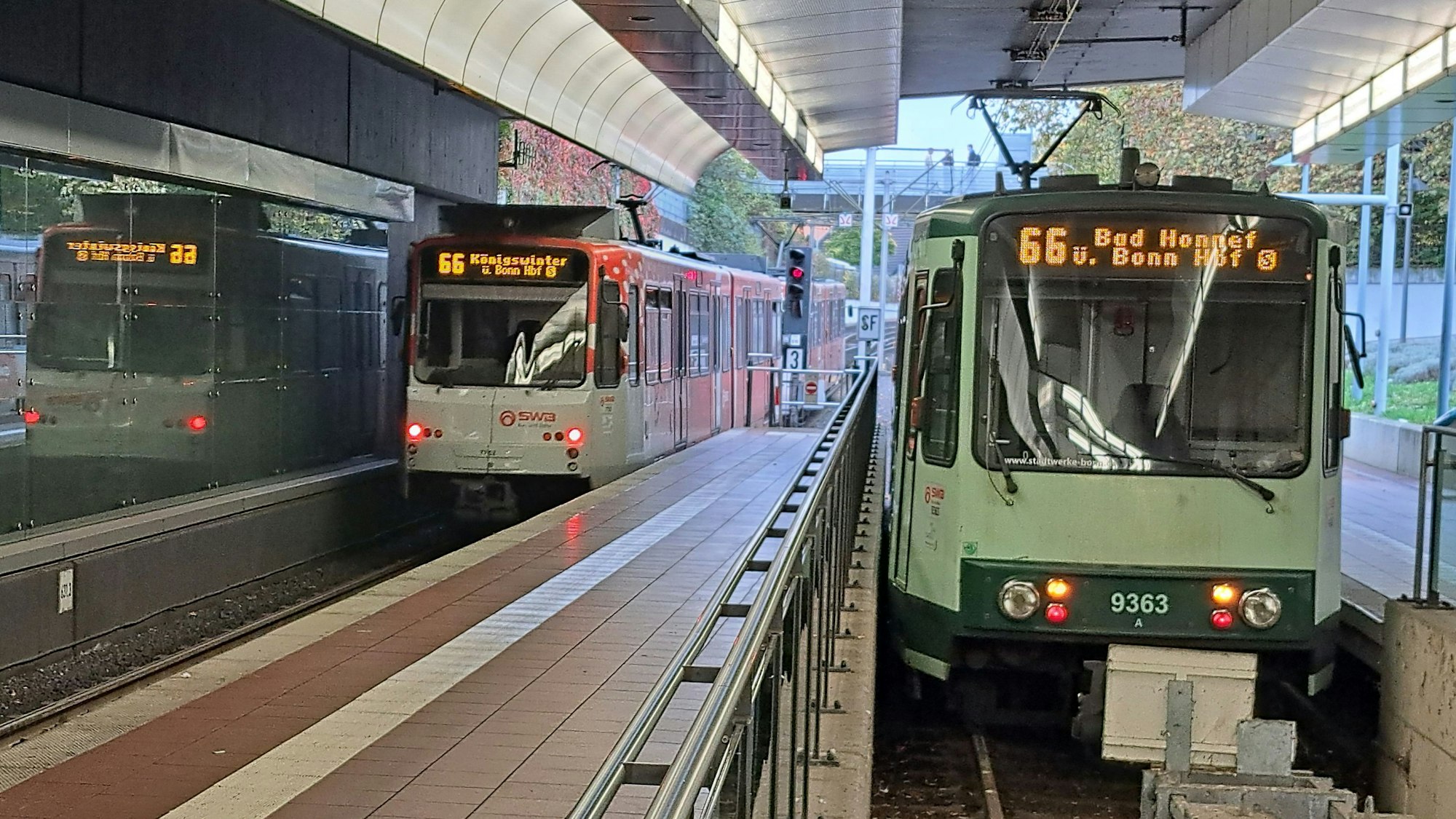 Zwei Züge der Stadtbahnlinie 66 stehen an der Endhaltestelle unter dem Siegburger Bahnhof.
