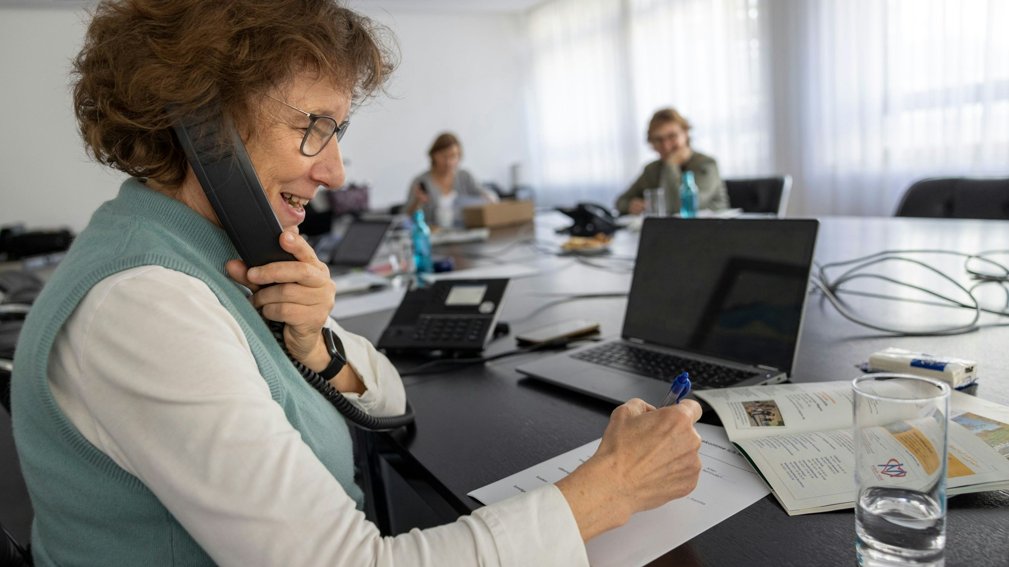 Elisabeth Igelmund-Schmidt von PariSozial bei der Telefonaktion der Rundschau-Altenhilfe.