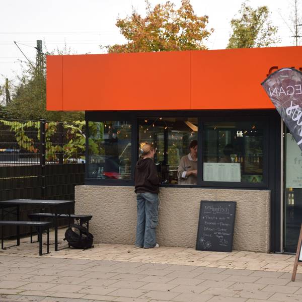 Ronja Hemmersbach (links) und Josephine Marl am veganen Kiosk „Fritzi*“ in Vogelsang.