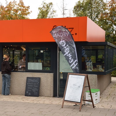 Ronja Hemmersbach (links) und Josephine Marl am veganen Kiosk „Fritzi*“ in Vogelsang.