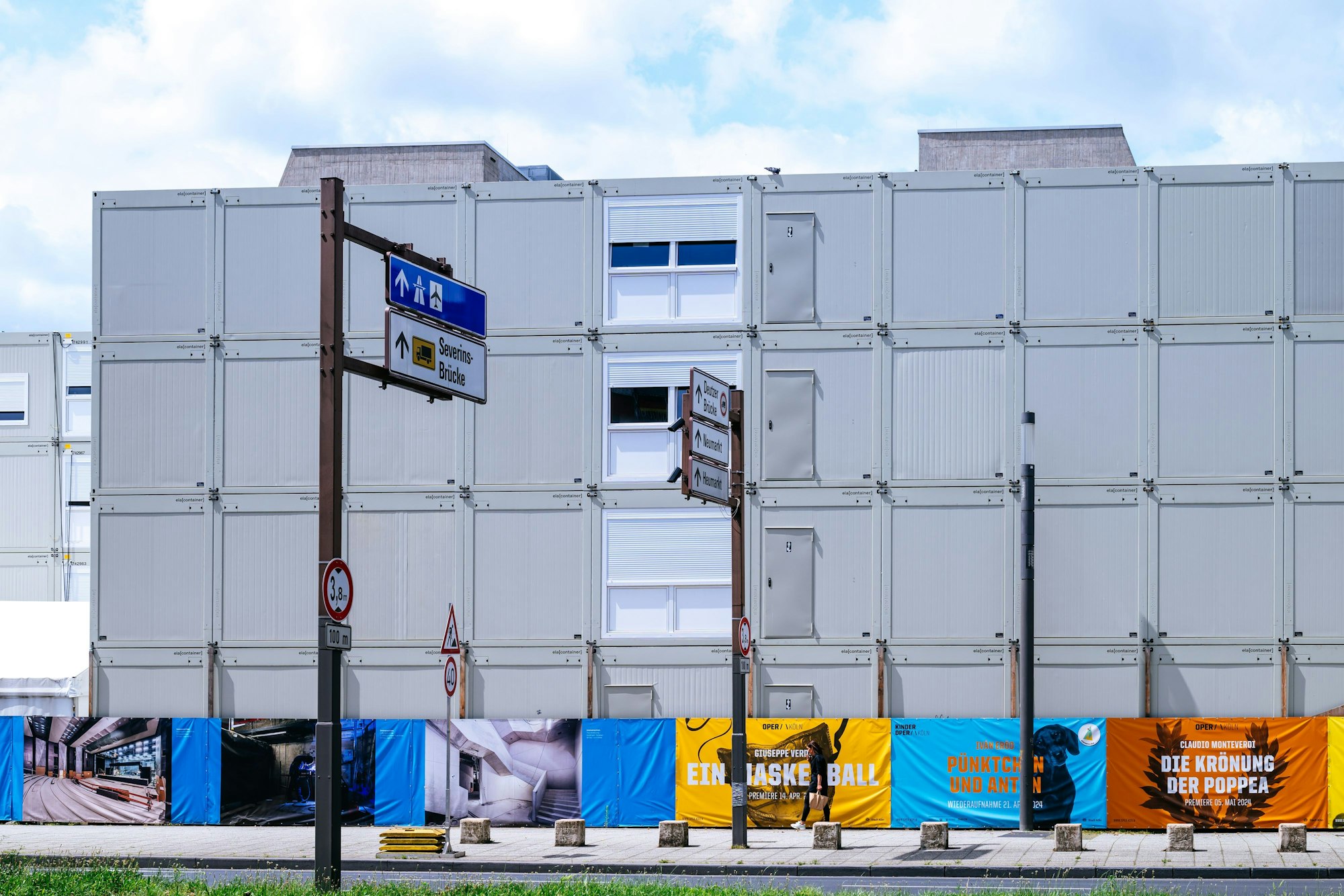 Aufeinander gestapelte Baucontainer.