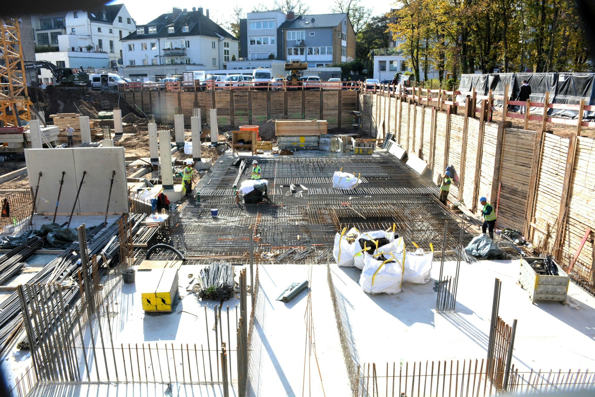 Blick in eine große Baugrube.