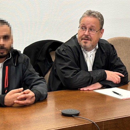 Der Messerangreifer auf der Anklagebank.