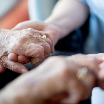 Pflege kostet Kraft, und im Pflegebereich fehlen viele Fachkräfte.