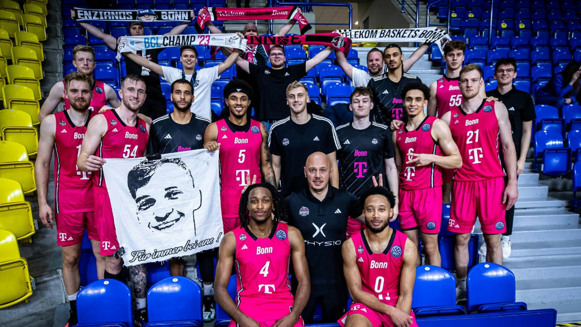 Die Baskets feiern den Sieg mit einigen mitgereisten Fans.