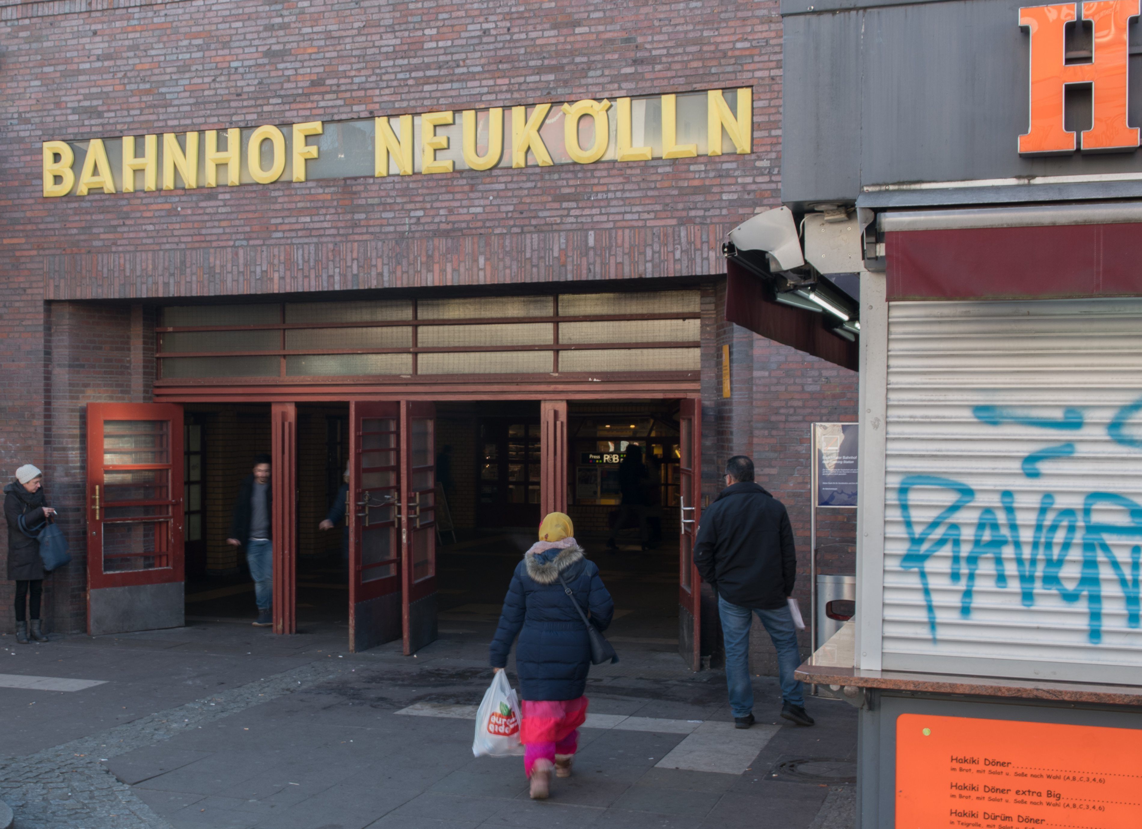 Eingang zum Bahnhof Neukölln in Berlin.
