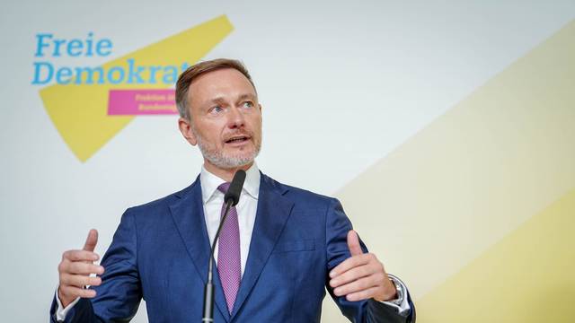 29.10.2024, Berlin: Christian Lindner (FDP), Bundesminister der Finanzen und FDP-Parteivorsitzender, gibt nach einem Treffen seiner Fraktion mit Wirtschaftsverbänden im Reichstagsgebäude auf der Fraktionsebene des Bundestags eine Pressekonferenz. Foto: Kay Nietfeld/dpa +++ dpa-Bildfunk +++