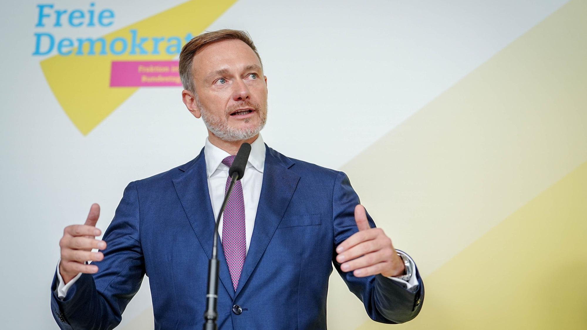 29.10.2024, Berlin: Christian Lindner (FDP), Bundesminister der Finanzen und FDP-Parteivorsitzender, gibt nach einem Treffen seiner Fraktion mit Wirtschaftsverbänden im Reichstagsgebäude auf der Fraktionsebene des Bundestags eine Pressekonferenz. Foto: Kay Nietfeld/dpa +++ dpa-Bildfunk +++