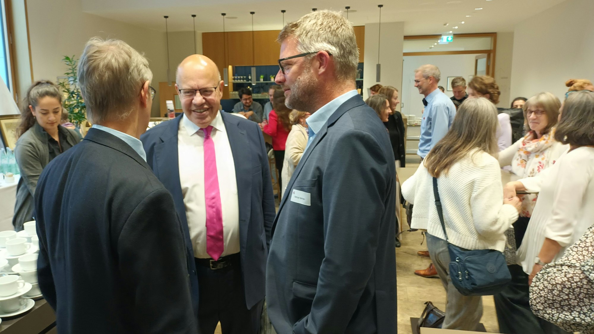 Menschen sprechen in kleinen Gruppen miteinander