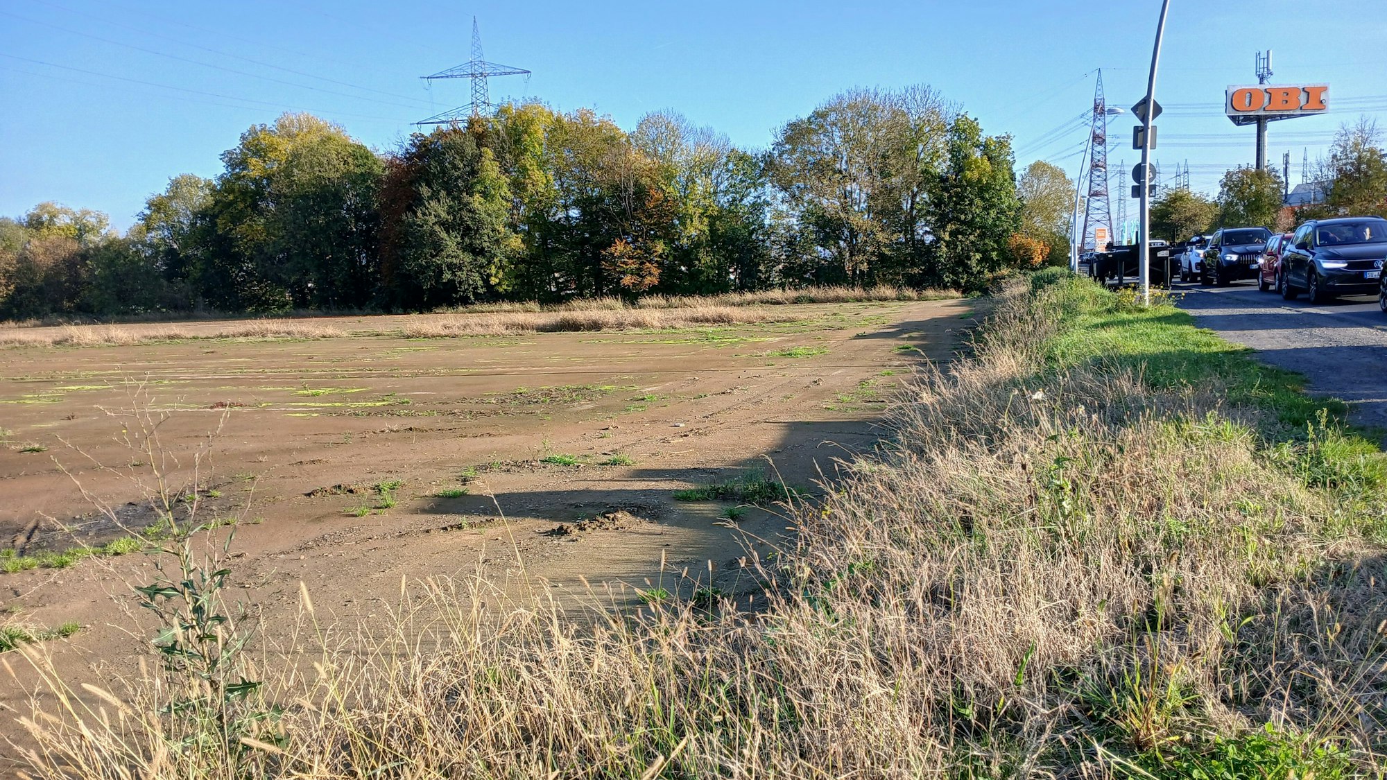 Ein unbebautes Baugrundstück.