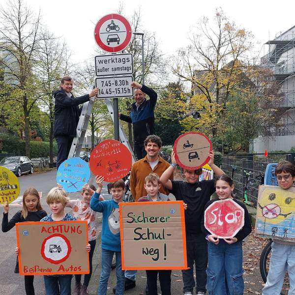 Auf der Höhe: Verkehrsdezernent Ascan Egerer (l.) und Verkehrsamtsleiter Patric Stieler mit Pänz der Vincenz-Statz-Schule.