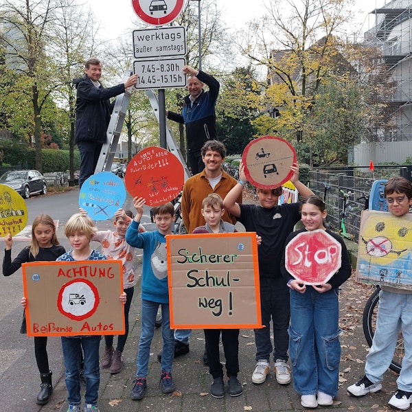 Auf der Höhe: Verkehrsdezernent Ascan Egerer (l.) und Verkehrsamtsleiter Patric Stieler mit Pänz der Vincenz-Statz-Schule.