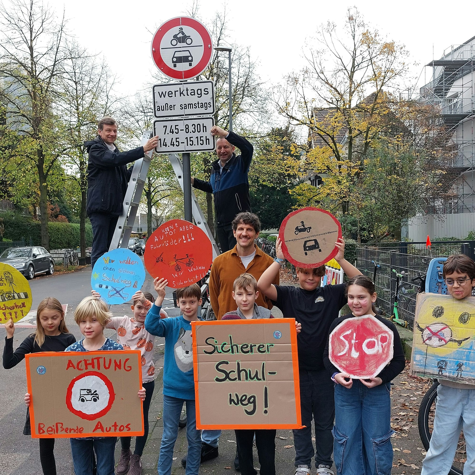 Auf der Höhe: Verkehrsdezernent Ascan Egerer (l.) und Verkehrsamtsleiter Patric Stieler mit Pänz der Vincenz-Statz-Schule.