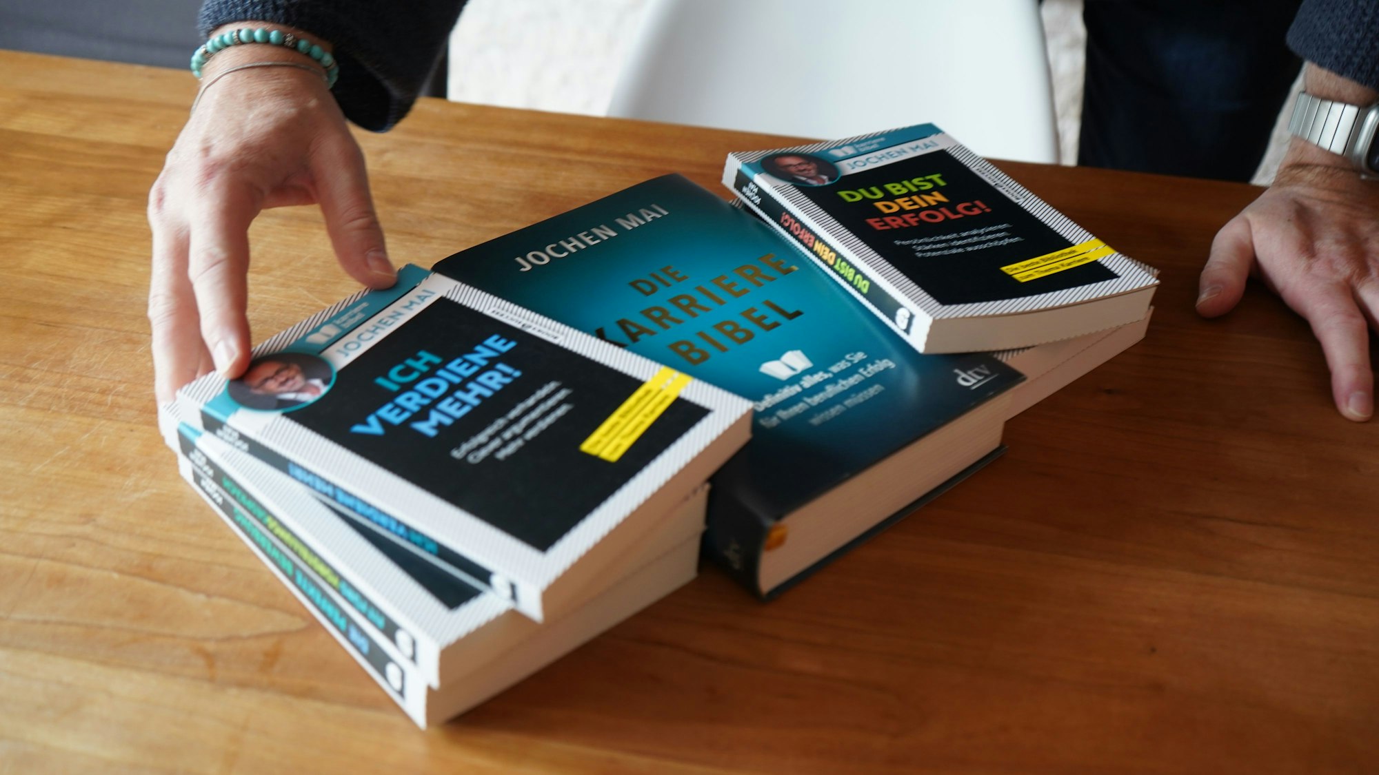 Das Foto zeigt drei Stapel Bücher nebeneinander.