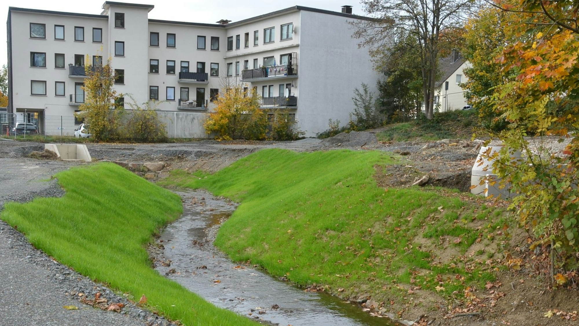 Auf einer Strecke von 190 Metern in Richtung der Nümbrechter Straße darf der Waldbrölbach künftig offen fließen. Das Gewässer auf dem früheren Merkur-Gelände in der Stadtmitte von Waldbröl ist bereits freigelegt worden.