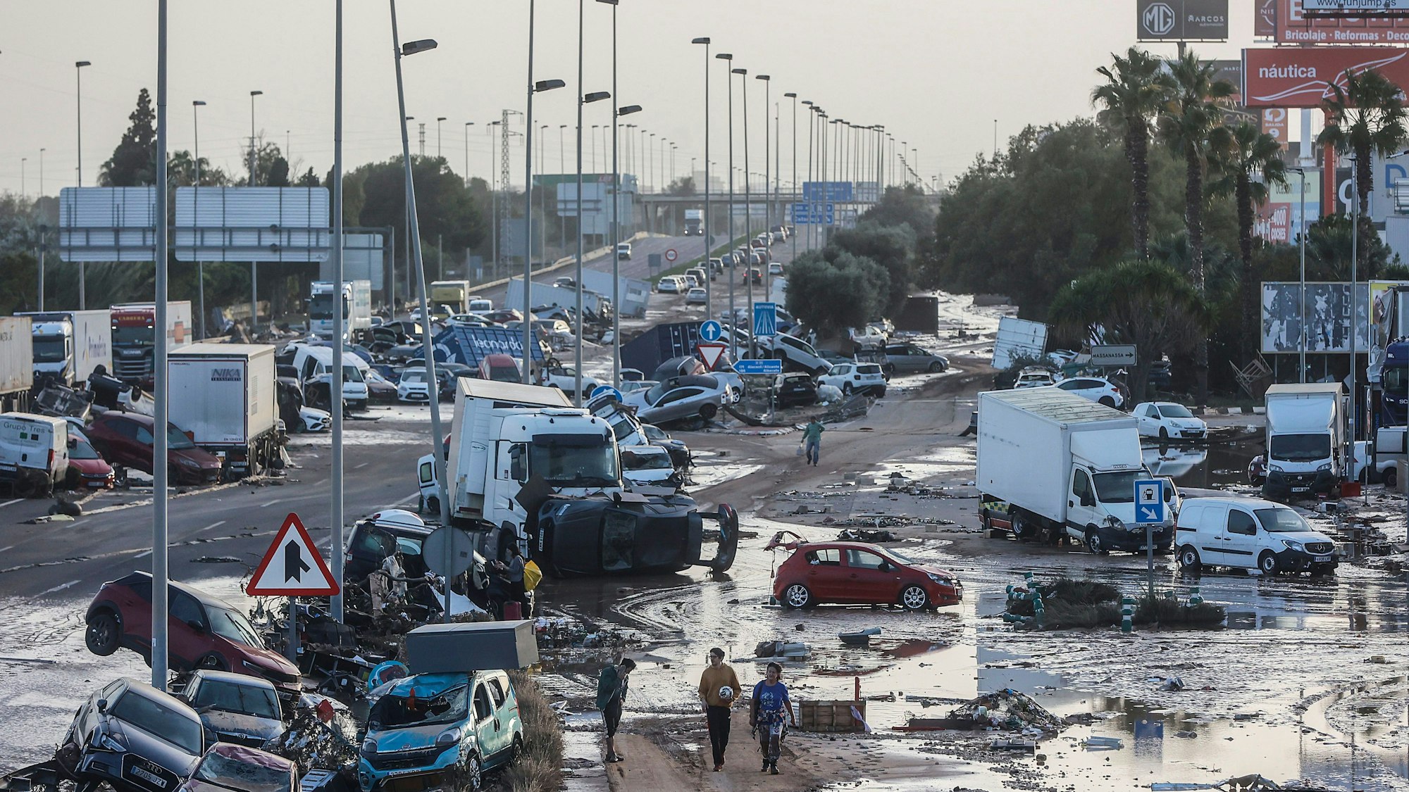 Die Schäden nach dem heftigen Unwetter in der Gemeinde Alfafar sind verheerend. Dutzende Menschen gelten weiterhin als vermisst.