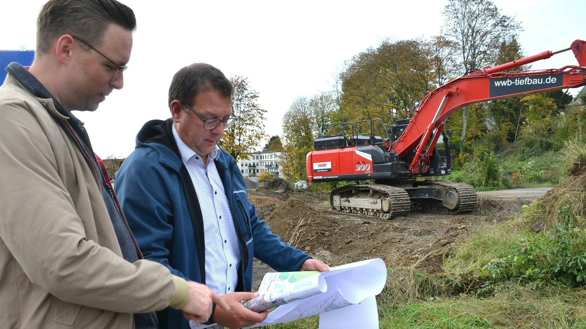Männer mit Plan: Fachbereichsleiter Jan Kiefer (links) und Tiefbau-Techniker Maik Simon von der Waldbröler Stadtverwaltung stehen auf der Droste-Hülshoff-Straße und an der Stelle, an der ein neues Bett für den Waldbrölbach entsteht.