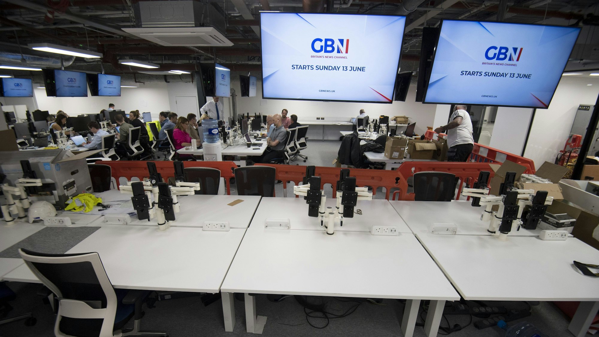 08.06.2021, Großbritannien, London: Aufbau- und Einrichtungsarbeiten der Büros und Studios für den neuen britischen Fernsehnachrichtensender GB News in Paddington. Der Sender gilt als konservativ-populistische Antwort auf die auf ihre Unparteilichkeit pochende, öffentlich-rechtliche BBC.