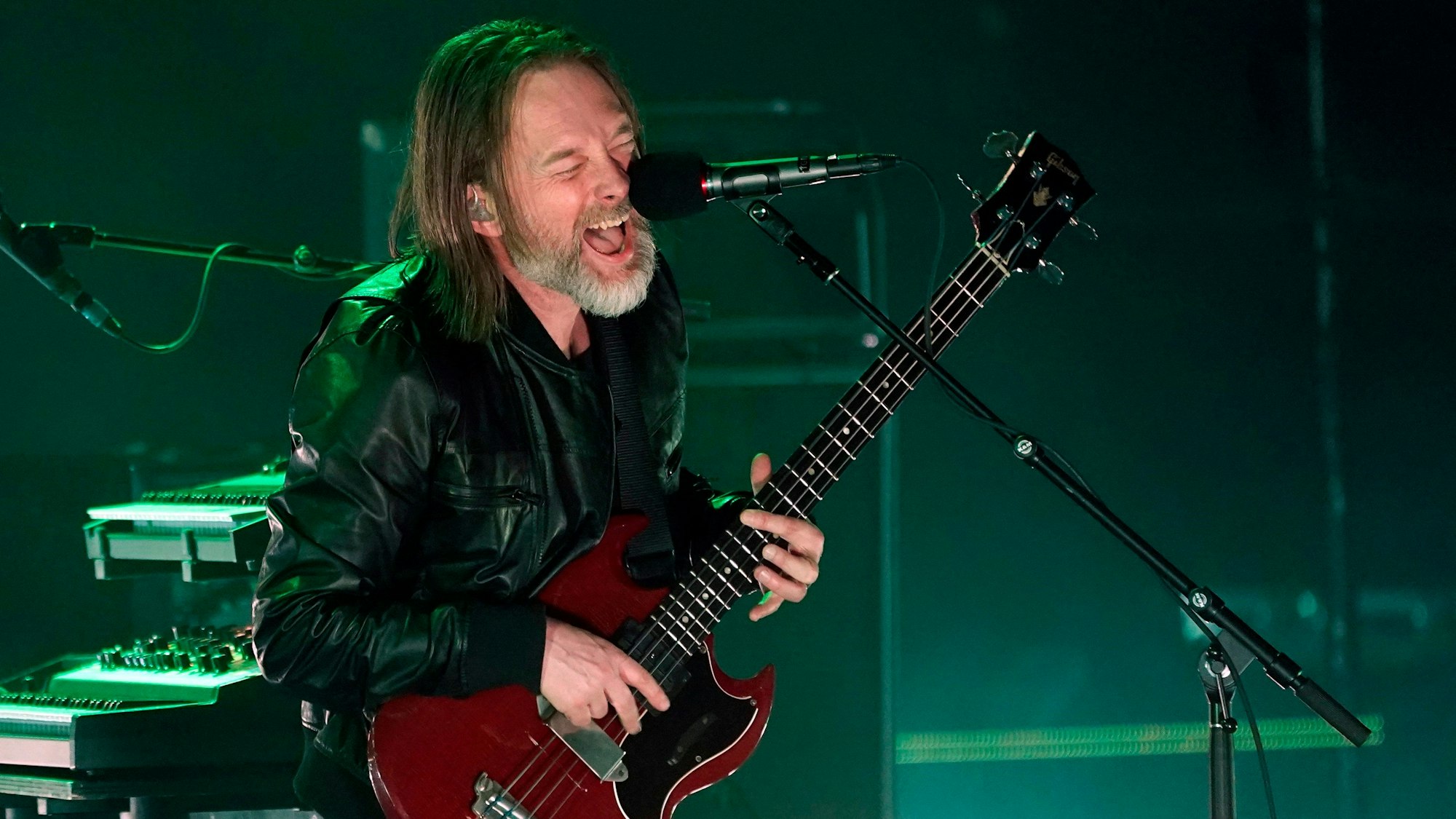 22.12.2022, USA, Los Angeles: Thom Yorke von Radiohead und The Smile tritt während eines Konzerts im Shrine Auditorium auf. Thom Yorke, Frontmann der britischen Rockband Radiohead, hat bei einem Solo-Konzert im australischen Melbourne einen Zwischenrufer zur Rede gestellt - und anschließend wütend die Bühne verlassen.
