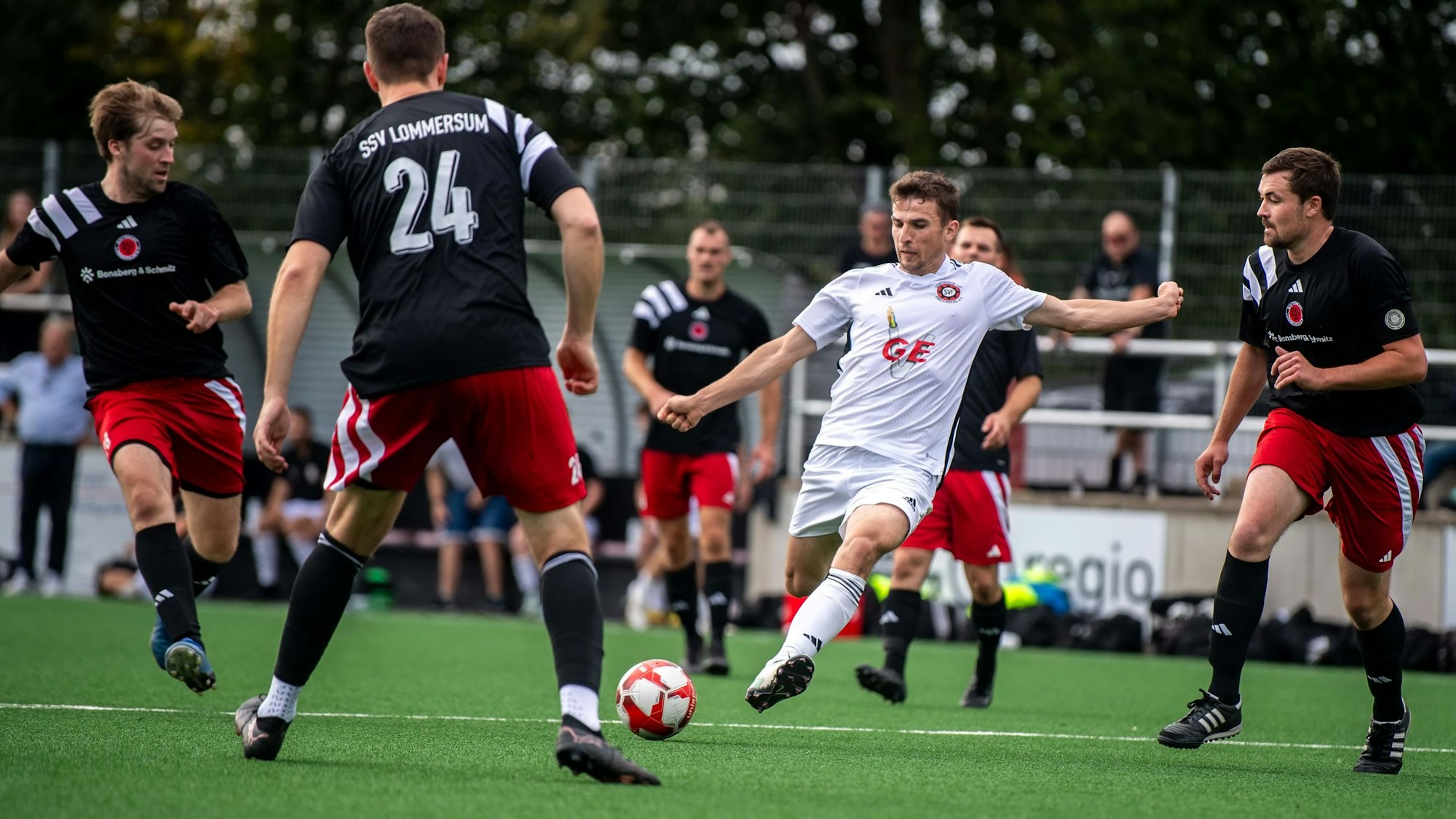 Das Bild zeigt einen Spieler des SV Frauenberg, der gleich von fünf Spielern des SSV Lommersum umringt ist.