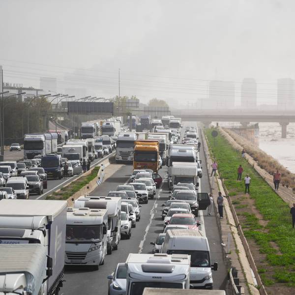 30.10.2024, Spanien, Valencia: Dutzende von Fahrzeugen stecken auf der A3 fest. Ein Wetterphänomen, das als «kalter Tropfen» bekannt ist, forderte Dutzende Menschenleben. Dabei ist das ganze Ausmaß der Jahrhundert-Tragödie noch unbekannt. Foto: Jorge Gil/EUROPA PRESS/dpa +++ dpa-Bildfunk +++