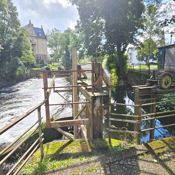 Die alte Wehranlage in der Urft in Gemünd.