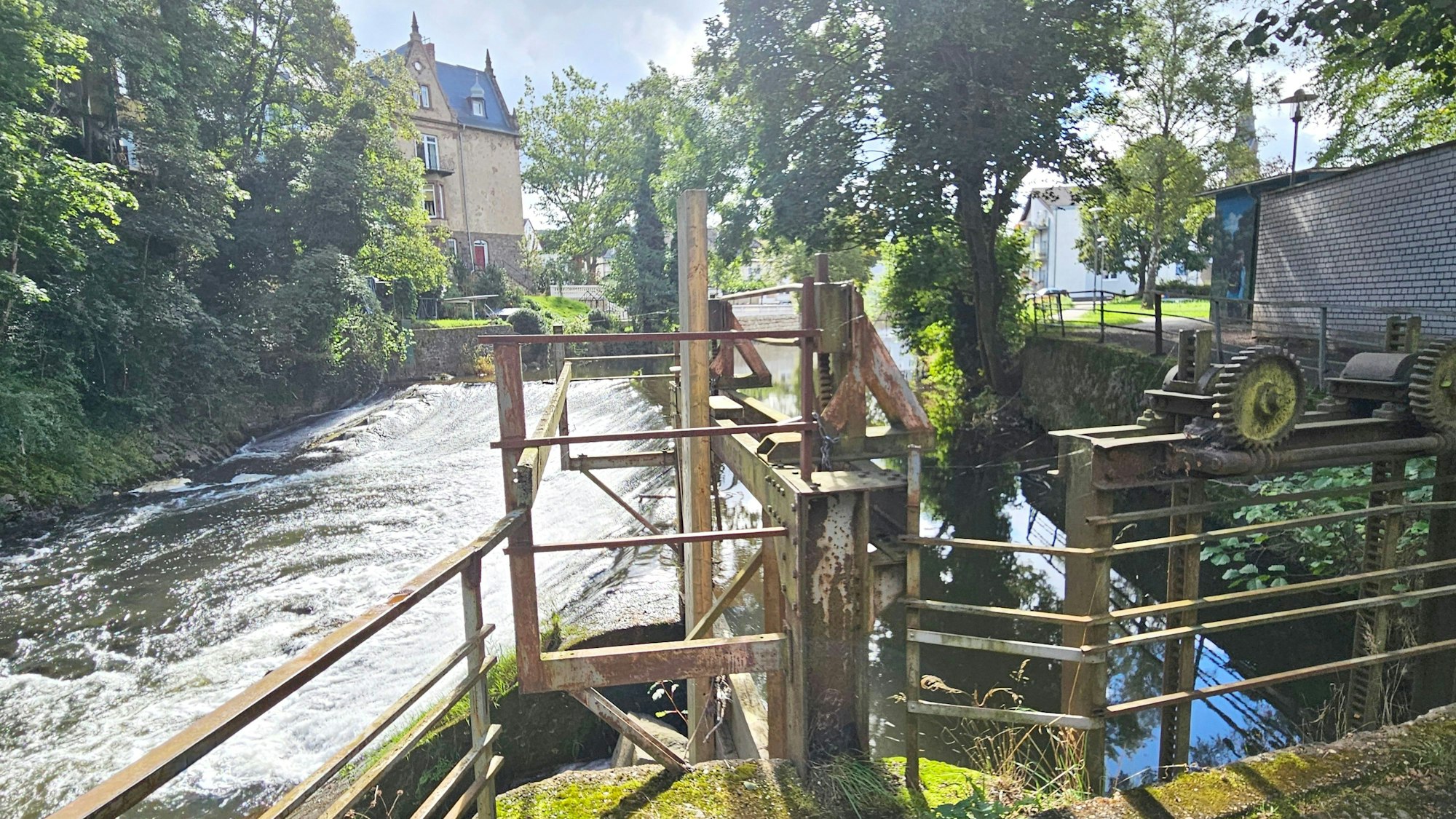 Blick auf die alte Wehranlage in Gemünd.