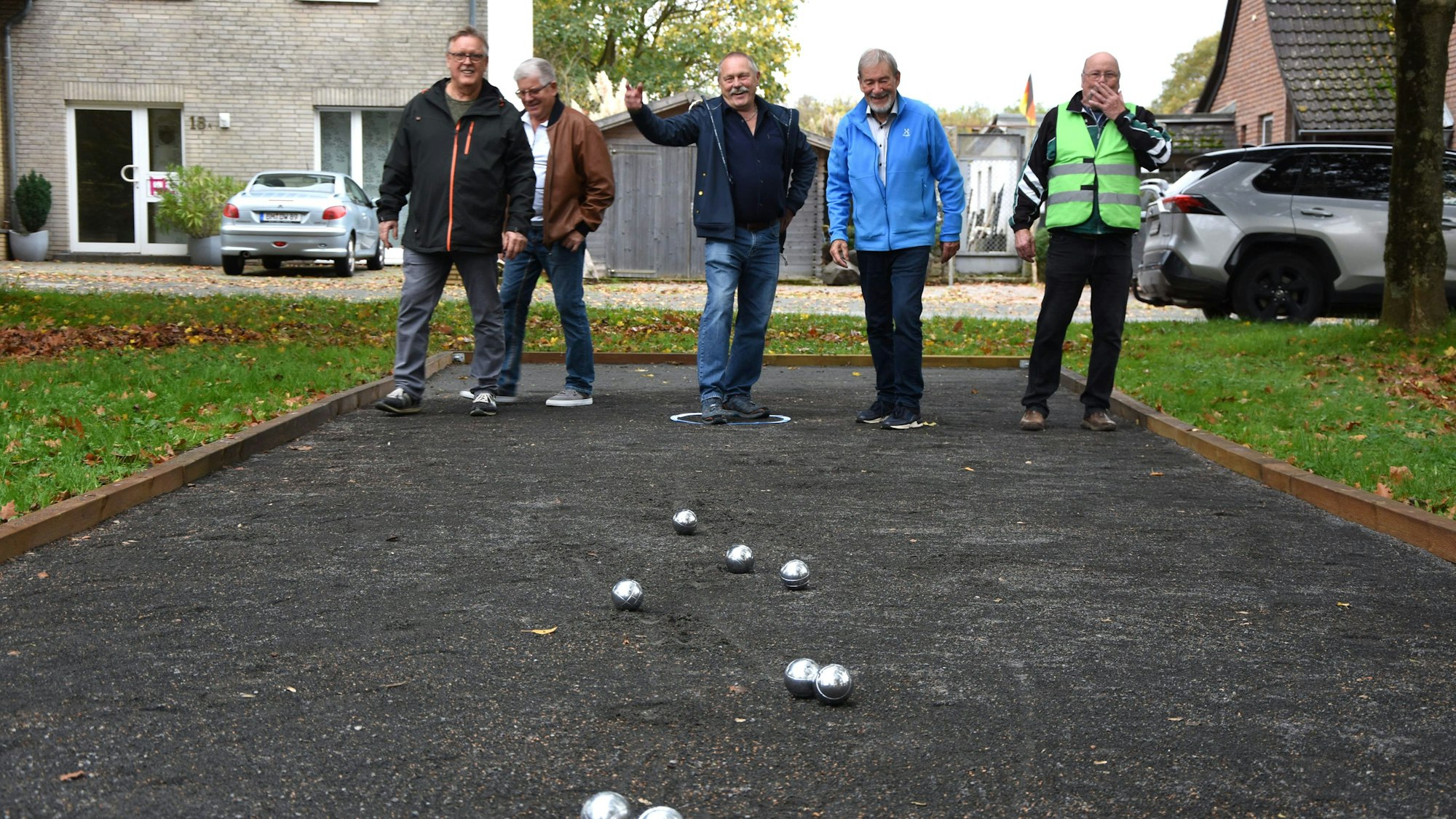 Fünf Männer probieren das neue Boule-Feld aus.