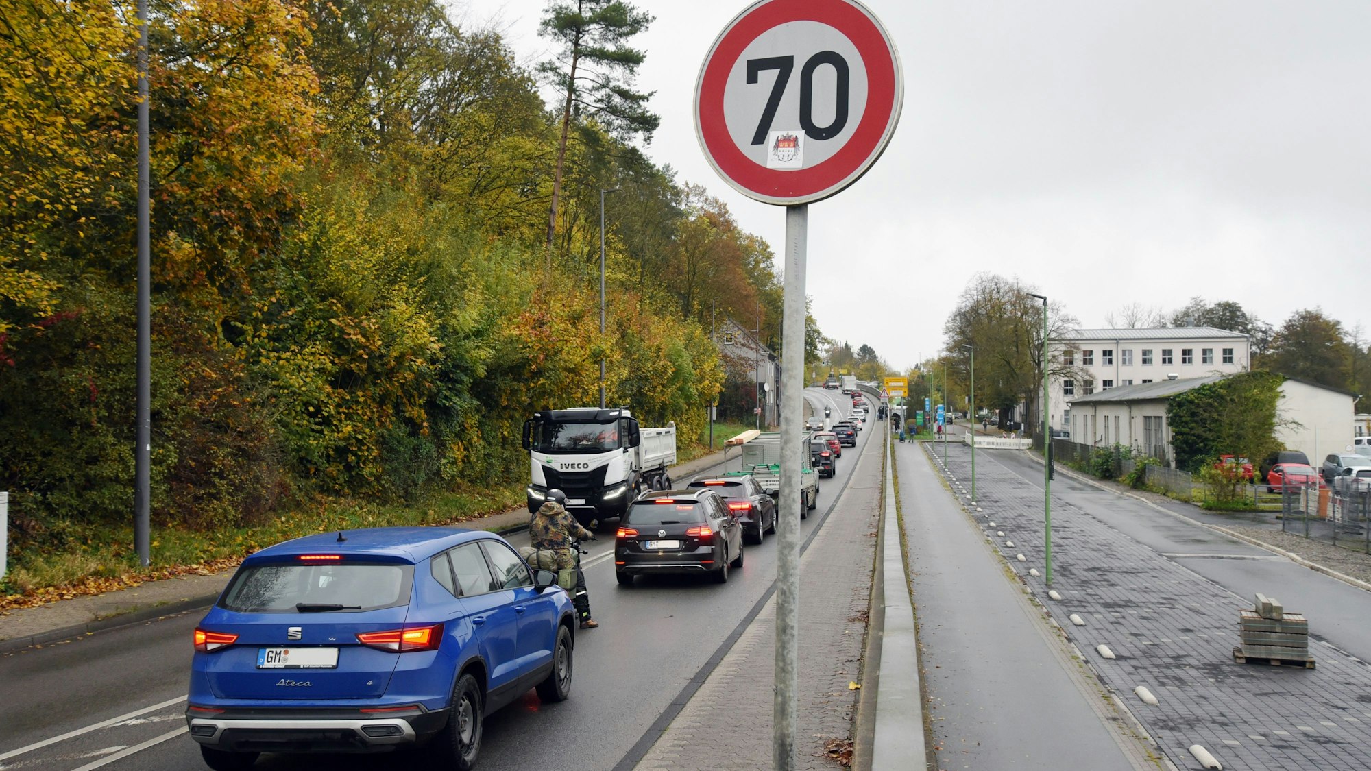 Das Foto zeigt die Wipperfürther Nordtangente mit einem Tempo-70-Schild.