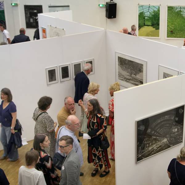 Auf dem Bild sind Ausstellungsbesucher von oben zu sehen.