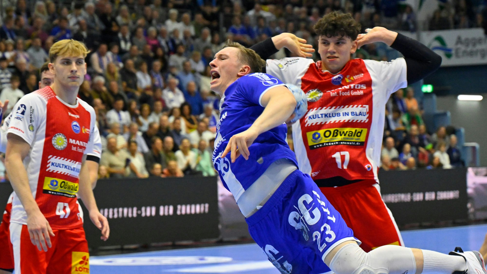 Eine Spielsituation in der Handballpartie des VfL Gummersbach um Spieler Ole Pregler und Eisenach.