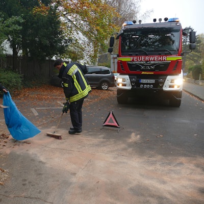 Wenn sie eine Ölspur beseitigt, streut die Feuerwehr die verunreinigte Stelle mit einem Bindemittel ab und kehrt es zusammen.