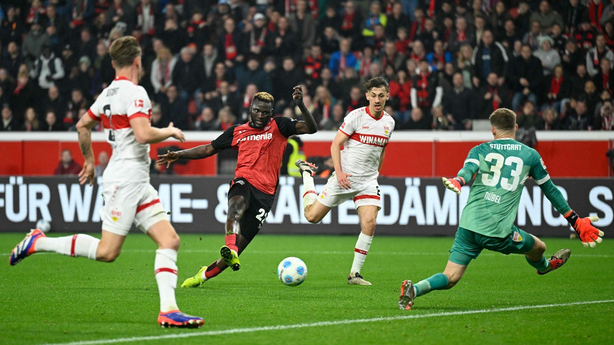 Wieder nichts: Bayer Leverkusen Torjäger Victor Boniface scheitert an Stuttgarts Torwart Alexander Nübel.