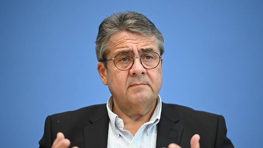 ARCHIV - 27.10.2020, Berlin: Sigmar Gabriel (SPD), Vorsitzender der Atlantik-Brücke e.V., spricht. (zu dpa: «Gabriel kritisiert fehlende Debatte über Stationierung von US-Raketen») Foto: Britta Pedersen/dpa-Zentralbild/dpa +++ dpa-Bildfunk +++