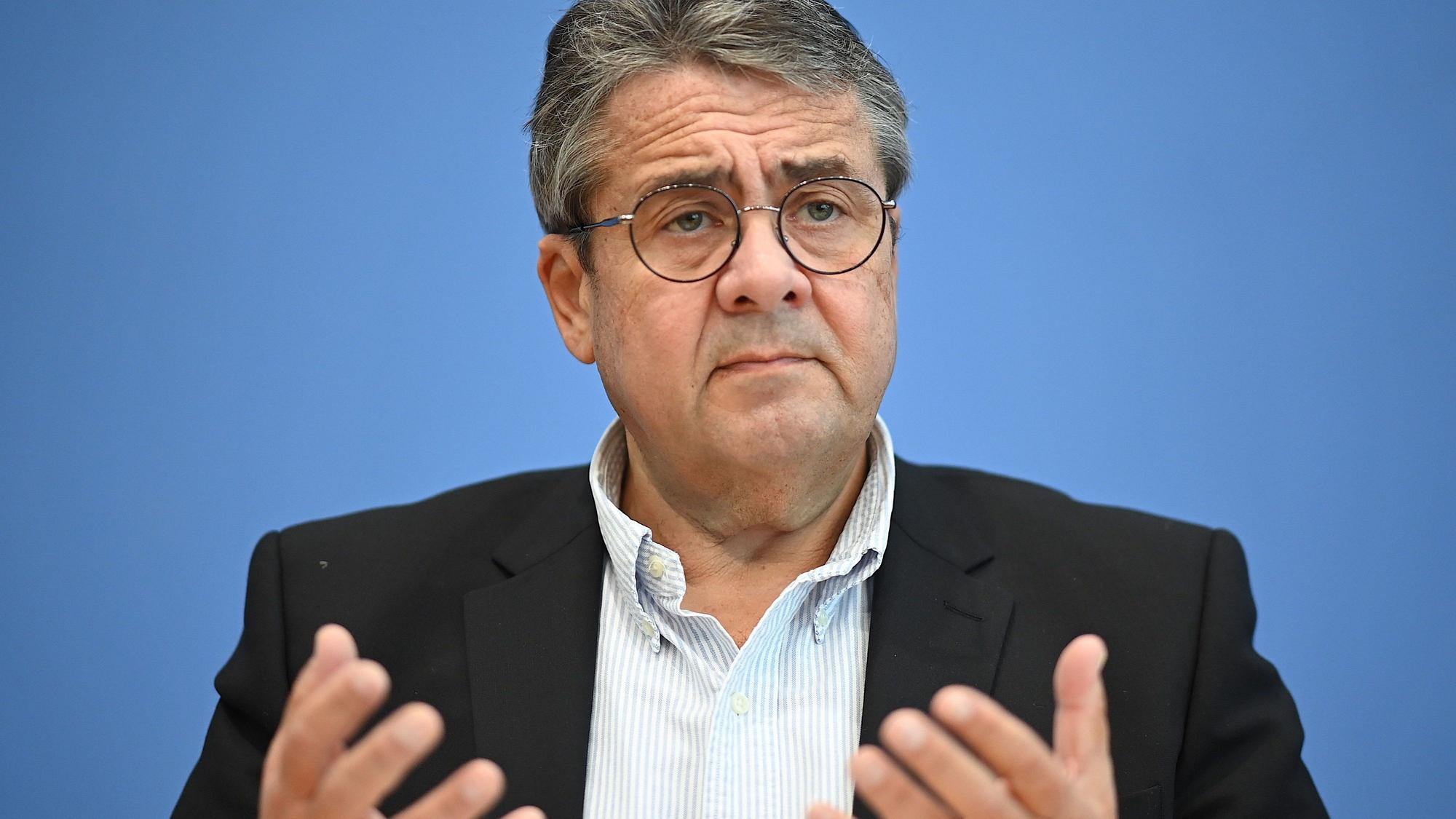 ARCHIV - 27.10.2020, Berlin: Sigmar Gabriel (SPD), Vorsitzender der Atlantik-Brücke e.V., spricht. (zu dpa: «Gabriel kritisiert fehlende Debatte über Stationierung von US-Raketen») Foto: Britta Pedersen/dpa-Zentralbild/dpa +++ dpa-Bildfunk +++