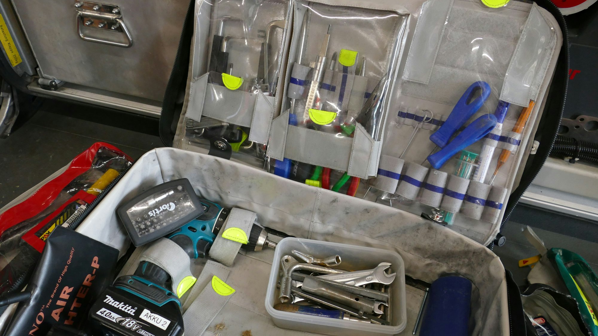 Ein Türöffnungs-Set der Feuerwehr mit vielem praktischen Werkzeug.