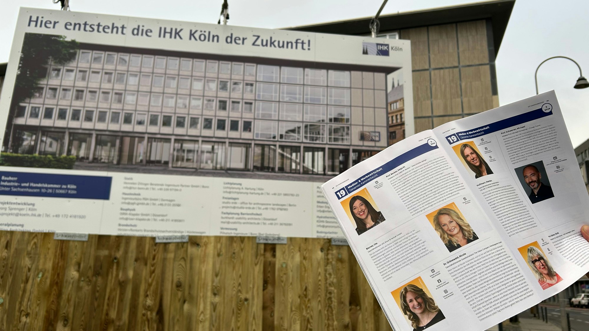 Die Kölner Baustelle der IHK – und davor das offizielle Magazin zur Vollversammlungswahl, in dem sich die meisten Kandidierenden wie Nicole Grünewald (unten links) vor gelbem Hintergrund präsentieren.