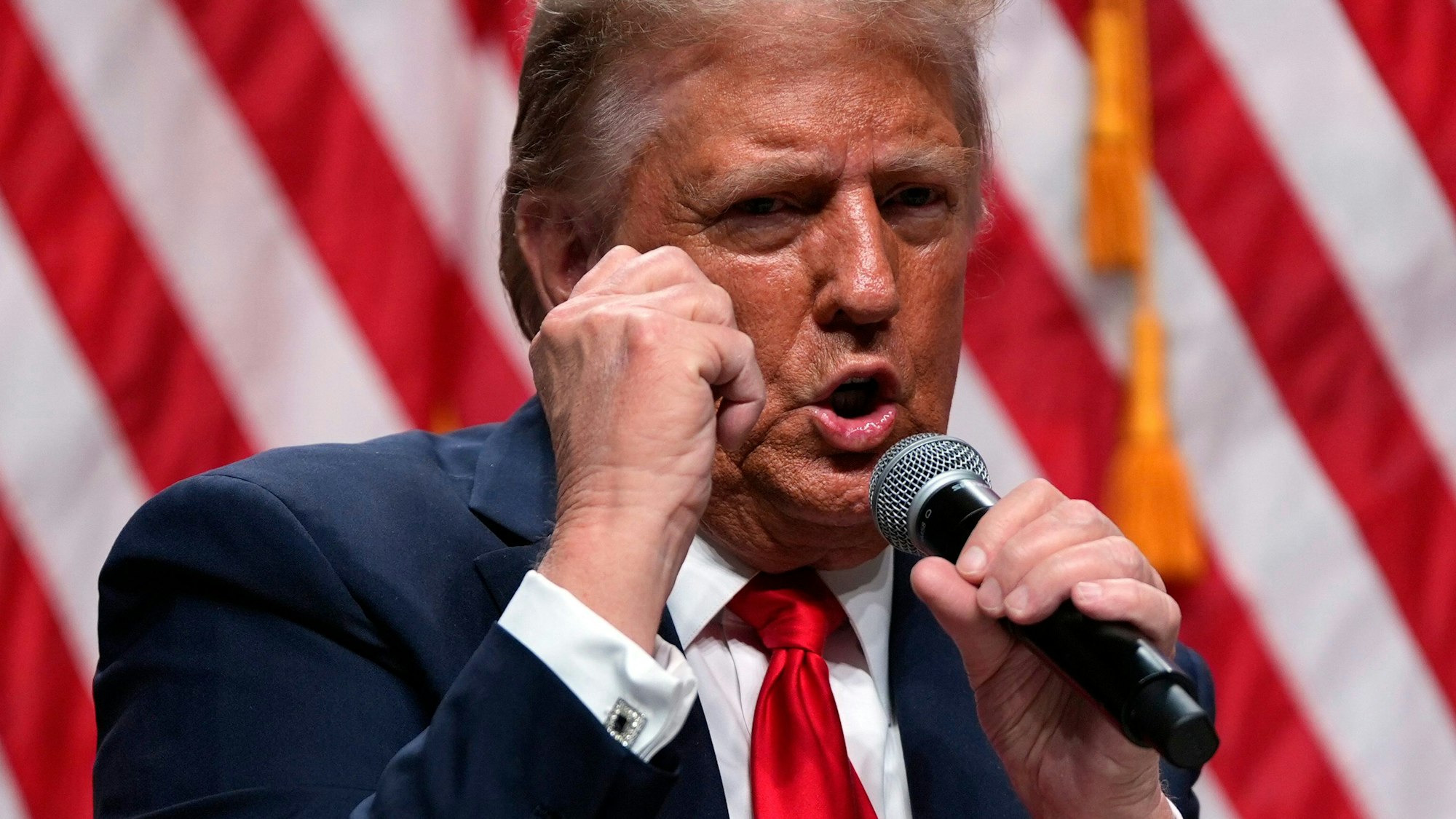 Der republikanische Präsidentschaftskandidat und frühere US-Präsident Donald Trump spricht während einer Show der Tucker Carlson Live Tour in der Desert Diamond Arena.