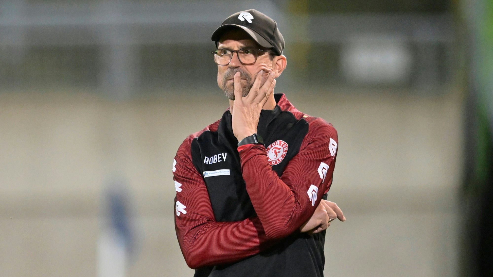 GER, Regionalliga West, Wuppertaler SV vs. Fortuna Köln / 30.08.2024, Wuppertal , Stadion am Zoo, GER, Regionalliga West, Wuppertaler SV vs. Fortuna Köln DFB- Regionalliga West regulations prohibit any use of photographs as image sequences and/or quasi-video im Bild ein nachdenklicher Trainer Matthias Mink Fort. Köln . *** GER, Regionalliga West, Wuppertaler SV vs Fortuna Köln 30 08 2024, Wuppertal , Stadion am Zoo, GER, Regionalliga West, Wuppertaler SV vs Fortuna Köln DFB Regionalliga West regulations prohibit any use of photographs as image sequences and or quasi video in the picture a thoughtful coach Matthias Mink Fort Köln NordphotoxGmbHx/xFreund nph00018
