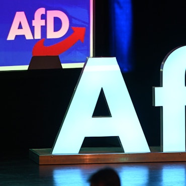 ARCHIV - 27.04.2024, Baden-Württemberg, Donaueschingen: Das Logo der Partei AfD steht bei einer Wahlkampfkundgebung in der Donauhalle. Im oberschwäbischen Weingarten hat die Stadt der AfD ein zweijähriges Nutzungsverbot für eine große Veranstaltungshalle erteilt. (zu dpa: «Stadt erteilt AfD Nutzungsverbot für Veranstaltungshalle») Foto: Bernd Weißbrod/dpa +++ dpa-Bildfunk +++